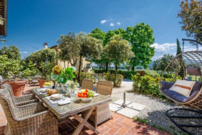 Elisa Farmhouse Apartment in Wine Resort in Lucca